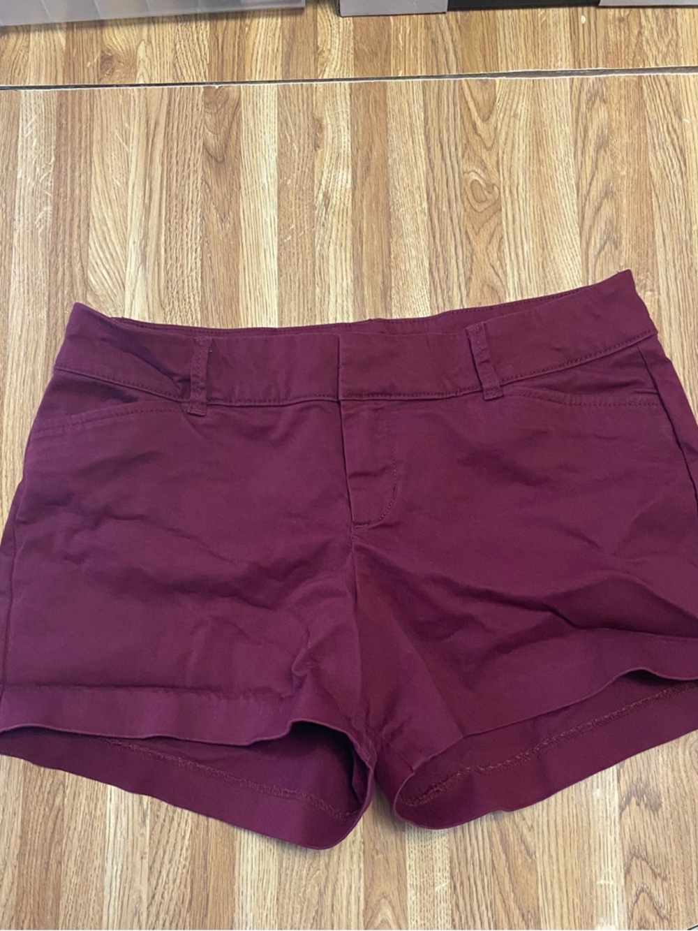 Old Navy Women’s Pixie Chino Maroon Mid-Rise Shorts Size 2